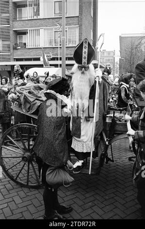 St. Nikolaus in IJmuiden - Heemskerk - Velsen-Noord, St. Nicholas, Sinterklaas, 23. 11. 1974, Whizgle News aus der Vergangenheit, zugeschnitten auf die Zukunft. Erkunden Sie historische Geschichten, das Image der niederländischen Agentur aus einer modernen Perspektive, die die Lücke zwischen den Ereignissen von gestern und den Erkenntnissen von morgen überbrückt. Eine zeitlose Reise, die die Geschichten prägt, die unsere Zukunft prägen Stockfoto