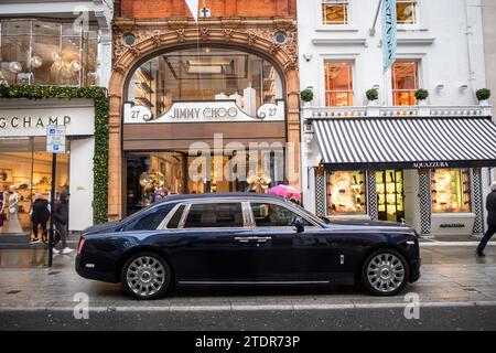 LONDON, 14. DEZEMBER 2023: Jummy Choo Store in der Bond Street. Designerschuhmarke Stockfoto