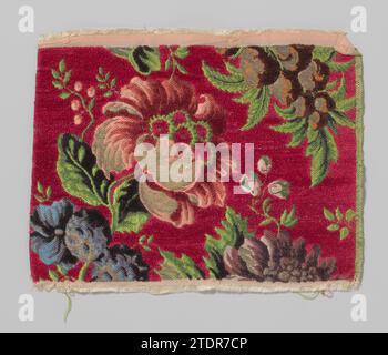 Seidenfragment mit Cérise Fond von Chenille, auf dem Mohndraht Mohn , 1735 - 1740 Seidenfragment mit unvollständigem, asymmetrischem Muster: ein hellgrüner, schwingender Blattzweig, leicht nach rechts geneigt, trägt einen großen Mohn in Goldfäden und Hellrosa, in Lachsrosa gerandet, mit dunkelroten Chenille-Schatten und einem Herz aus fünf Cérise Chenille-Blüten mit grünen Kanten. Unten links, halb geschnitten, eine lila Blume mit Goldfaden und dunklen lila Chenille-Schatten. Oben rechts ein hängender Blattzweig mit einem Haufen Früchte in Goldfäden, Orangenseide und dunkelbrauner Chenille. Fr Stockfoto