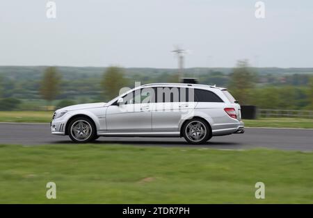 Mercedes S204 (W204) AMG C63 C-Klasse Touring-Kombi fährt während eines Rennstreckenereignisses schnell auf der Strecke Stockfoto