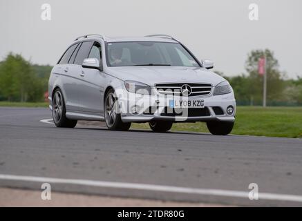 Mercedes S204 (W204) AMG C63 C-Klasse Touring-Kombi fährt während eines Rennstreckenereignisses schnell auf der Strecke Stockfoto