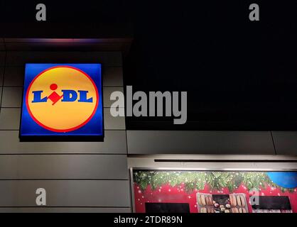 LIDL-Logo auf dem Hypermarkt der deutschen Kette, Teil der Schwartz Gruppe, die auch Kaufland gehört. Lidl ist eine deutsche internationale Discount-Einzelhandelskette Stockfoto
