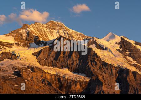 Wasserfall unterhalb der Jungfrau im alpenglow, Berner Oberland, Schweiz Stockfoto