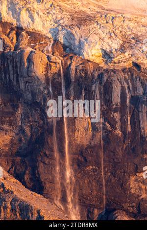 Wasserfall unterhalb der Jungfrau im alpenglow, Berner Oberland, Schweiz Stockfoto