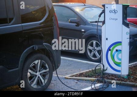 Paredes, Spanien, 19. Dezember 2023: Eine Fahrzeugladebatterie während des ANFAC meldete, dass mehr als 25 % der Ladestationen für Elektroautos am 19. Dezember 2023 in Paredes, Spanien, nicht funktionieren. Quelle: Alberto Brevers / Alamy Live News. Stockfoto