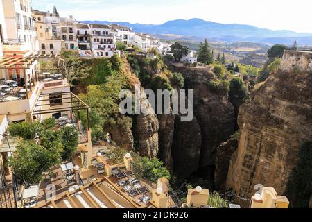 Ronda, Malaga, Spanien - 21. Oktober 2023: Wunderschöner Panoramablick auf Ronda in der Provinz Malaga, Spanien, am Morgen Stockfoto