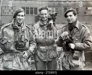 OPERATION MARKET GARDEN SEPTEMBER 1944. Die Operation wurde von drei Mitgliedern der Army Film and Photographic Unit übernommen, die am 28. September hier im AFPU-Hauptquartier in den Pinewood Studios zu sehen waren. Von links: Sgts D.M.Smith, G. Walker, C.M.Lewis. Stockfoto