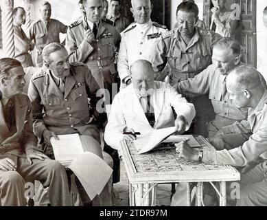 CHURCHILL IN ALGIER 4. JUNI 1943. Mit seinem weißen Anzug und seiner Zigarre leitet Churchill die Alliierte Planungskonferenz im Hauptquartier der Alliierten Streitkräfte in Algier. Von links Anthony Eden, General Sir Alan Brooke, Air Chief Marshal Tedder, Admiral Sir Andrew Cunningham, General Alexander, General Marshall (USA), General Dwight D. Eisenhower, General Bernard Montgomery. Stockfoto