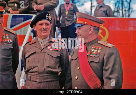 FELDMARSCHALL BERNARD MONTGOMERY links mit dem Befehlshaber der Roten Armee Georgi Schukow 1945 in Berlin Stockfoto