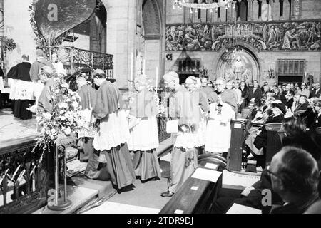 Bischof Bomers und Weihbischof Lescrauwaert, RK Bavo, Haarlem, Weihe, römisch-katholische Kirche, Haarlem, Nederland, 14-01-1984, Whizgle News from the Past, maßgeschneidert für die Zukunft. Erkunden Sie historische Geschichten, das Image der niederländischen Agentur aus einer modernen Perspektive, die die Lücke zwischen den Ereignissen von gestern und den Erkenntnissen von morgen überbrückt. Eine zeitlose Reise, die die Geschichten prägt, die unsere Zukunft prägen Stockfoto