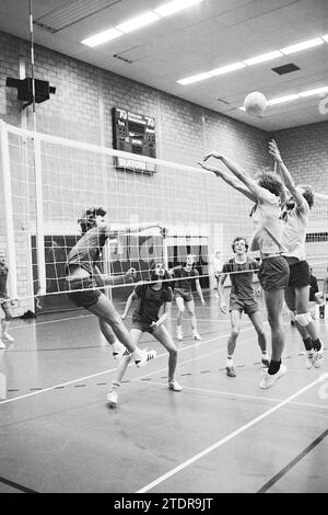 Volleyball, Blinkert - Allides 2, Volleyball, 28.03.1977, Whizgle News from the Past, maßgeschneidert für die Zukunft. Erkunden Sie historische Geschichten, das Image der niederländischen Agentur aus einer modernen Perspektive, die die Lücke zwischen den Ereignissen von gestern und den Erkenntnissen von morgen überbrückt. Eine zeitlose Reise, die die Geschichten prägt, die unsere Zukunft prägen Stockfoto