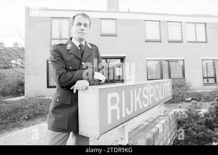 Mr. Van Oefelen State Police Hillegom, Polizei, Hillegom, 23-02-1988, Whizgle News aus der Vergangenheit, zugeschnitten auf die Zukunft. Erkunden Sie historische Geschichten, das Image der niederländischen Agentur aus einer modernen Perspektive, die die Lücke zwischen den Ereignissen von gestern und den Erkenntnissen von morgen überbrückt. Eine zeitlose Reise, die die Geschichten prägt, die unsere Zukunft prägen Stockfoto