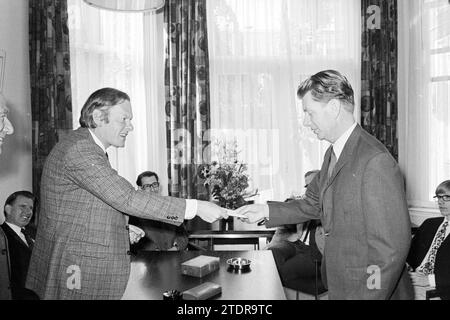 3 Schullehrer zu ehren., zu ehren, 23-06-1972, Whizgle News aus der Vergangenheit, zugeschnitten auf die Zukunft. Erkunden Sie historische Geschichten, das Image der niederländischen Agentur aus einer modernen Perspektive, die die Lücke zwischen den Ereignissen von gestern und den Erkenntnissen von morgen überbrückt. Eine zeitlose Reise, die die Geschichten prägt, die unsere Zukunft prägen Stockfoto