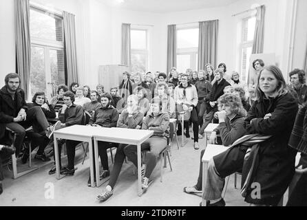 Aktionen bei CIOS Sporttraining bei Duinlust, Whizgle News from the Past, maßgeschneidert für die Zukunft. Erkunden Sie historische Geschichten, das Image der niederländischen Agentur aus einer modernen Perspektive, die die Lücke zwischen den Ereignissen von gestern und den Erkenntnissen von morgen überbrückt. Eine zeitlose Reise, die die Geschichten prägt, die unsere Zukunft prägen Stockfoto