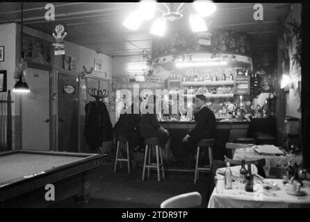 Family de Boer im Café Brabant, Café, 25-12-1960, Whizgle News from the Past, maßgeschneidert für die Zukunft. Erkunden Sie historische Geschichten, das Image der niederländischen Agentur aus einer modernen Perspektive, die die Lücke zwischen den Ereignissen von gestern und den Erkenntnissen von morgen überbrückt. Eine zeitlose Reise, die die Geschichten prägt, die unsere Zukunft prägen Stockfoto