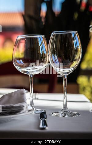 2 Weingläser für verschiedene Weinsorten auf einem servierten Esstisch in einem Luxusrestaurant Stockfoto