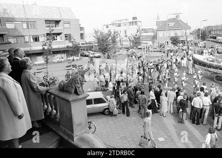 Abschied Bürgermeister Nawijn Juwel. Zandvoort, Bürgermeister, 30-06-1977, Whizgle News aus der Vergangenheit, zugeschnitten auf die Zukunft. Erkunden Sie historische Geschichten, das Image der niederländischen Agentur aus einer modernen Perspektive, die die Lücke zwischen den Ereignissen von gestern und den Erkenntnissen von morgen überbrückt. Eine zeitlose Reise, die die Geschichten prägt, die unsere Zukunft prägen Stockfoto