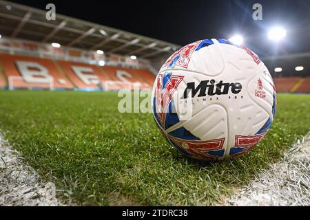 Match Ball mit FA Cup-Markenzeichen vor dem Emirates FA Cup Second Round Match Blackpool vs Forest Green Rovers in Bloomfield Road, Blackpool, Großbritannien, 19. Dezember 2023 (Foto: Craig Thomas/News Images) Stockfoto