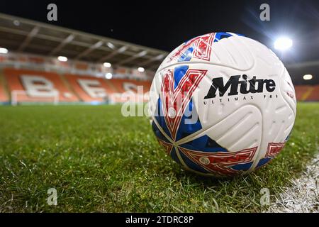 Match Ball mit FA Cup-Markenzeichen vor dem Emirates FA Cup Second Round Match Blackpool vs Forest Green Rovers in Bloomfield Road, Blackpool, Großbritannien, 19. Dezember 2023 (Foto: Craig Thomas/News Images) in, am 19. Dezember 2023. (Foto: Craig Thomas/News Images/SIPA USA) Credit: SIPA USA/Alamy Live News Stockfoto