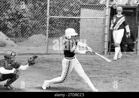 Softball: Terrasvogels - Twins, 19. August 1990, Whizgle News from the Past, Tailored for the Future. Erkunden Sie historische Geschichten, das Image der niederländischen Agentur aus einer modernen Perspektive, die die Lücke zwischen den Ereignissen von gestern und den Erkenntnissen von morgen überbrückt. Eine zeitlose Reise, die die Geschichten prägt, die unsere Zukunft prägen Stockfoto