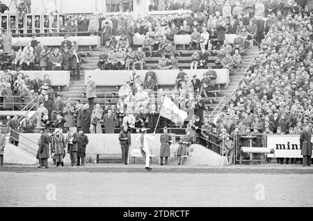 Fotobericht Europapokal 1 Spiel Dukla Prag gegen Ajax, Endstand 2:1. Fans im Stadion., Praag, Tsjechië, 08-03-1967, Whizgle News from the Past, maßgeschneidert für die Zukunft. Erkunden Sie historische Geschichten, das Image der niederländischen Agentur aus einer modernen Perspektive, die die Lücke zwischen den Ereignissen von gestern und den Erkenntnissen von morgen überbrückt. Eine zeitlose Reise, die die Geschichten prägt, die unsere Zukunft prägen Stockfoto