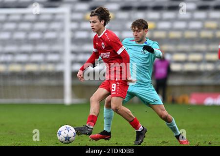 Lier, Belgien. Dezember 2023. Milo Horemans (9) aus Antwerpen kämpfte um den Ball mit Pau Prim (15) aus Barcelona, das am 6. Spieltag der UEFA Youth League in der Gruppe H in der Saison 2023-2024 zwischen den Jugendmannschaften der U19 des Royal Antwerp FC und dem FC Barcelona am 13. Dezember 2023 in Lier, Belgien, gezeigt wurde. (Foto: David Catry/Isosport) Credit: Sportpix/Alamy Live News Stockfoto