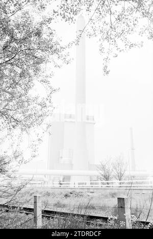 Kraftwerk Velsen-Noord, Velsen-Noord, 19-05-1981, Whizgle News from the Past, maßgeschneidert für die Zukunft. Erkunden Sie historische Geschichten, das Image der niederländischen Agentur aus einer modernen Perspektive, die die Lücke zwischen den Ereignissen von gestern und den Erkenntnissen von morgen überbrückt. Eine zeitlose Reise, die die Geschichten prägt, die unsere Zukunft prägen Stockfoto