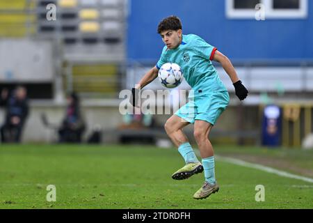 Lier, Belgien. Dezember 2023. Xavi Espart (5) aus Barcelona während des 6. Spieltages der UEFA Youth League in der Gruppe H in der Saison 2023-2024 zwischen den Jugendmannschaften U19 des Royal Antwerp FC und FC Barcelona am 13. Dezember 2023 in Lier, Belgien. (Foto: David Catry/Isosport) Credit: Sportpix/Alamy Live News Stockfoto