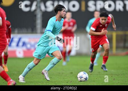 Lier, Belgien. Dezember 2023. Hugo Alba (9) aus Barcelona, das am 6. Spieltag der UEFA Youth League in der Gruppe H in der Saison 2023-2024 zwischen den U19-Jugendmannschaften des Royal Antwerp FC und dem FC Barcelona am 13. Dezember 2023 in Lier, Belgien, gezeigt wurde. (Foto: David Catry/Isosport) Credit: Sportpix/Alamy Live News Stockfoto