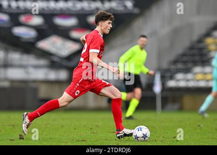 Lier, Belgien. Dezember 2023. Kyano Delaporte (12) aus Antwerpen während des 6. Spieltages der UEFA Youth League in der Gruppe H in der Saison 2023-2024 zwischen den Jugendmannschaften U19 des Royal Antwerp FC und FC Barcelona am 13. Dezember 2023 in Lier, Belgien. (Foto: David Catry/Isosport) Credit: Sportpix/Alamy Live News Stockfoto