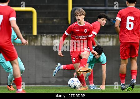 Lier, Belgien. Dezember 2023. Eran Tuypens (18) aus Antwerpen, das am 6. Spieltag der UEFA Youth League in der Gruppe H in der Saison 2023-2024 zwischen den U19-Jugendmannschaften des Royal Antwerp FC und FC Barcelona am 13. Dezember 2023 in Lier, Belgien, gezeigt wurde. (Foto: David Catry/Isosport) Credit: Sportpix/Alamy Live News Stockfoto