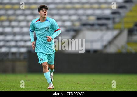 Lier, Belgien. Dezember 2023. Quim Junyent (16) von Barcelona während des 6. Spieltages der UEFA Youth League in der Gruppe H in der Saison 2023-2024 zwischen den Jugendmannschaften der U19 des Royal Antwerp FC und des FC Barcelona am 13. Dezember 2023 in Lier, Belgien. (Foto: David Catry/Isosport) Credit: Sportpix/Alamy Live News Stockfoto