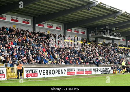 Lier, Belgien. Dezember 2023. Fans und Fans Antwerpens wurden am 6. Spieltag der UEFA Youth League in der Gruppe H in der Saison 2023-2024 zwischen den U19-Jugendmannschaften des Royal Antwerp FC und dem FC Barcelona am 13. Dezember 2023 in Lier, Belgien, gezeigt. (Foto: David Catry/Isosport) Credit: Sportpix/Alamy Live News Stockfoto