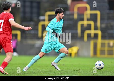 Lier, Belgien. Dezember 2023. Hugo Alba (9) aus Barcelona, das am 6. Spieltag der UEFA Youth League in der Gruppe H in der Saison 2023-2024 zwischen den U19-Jugendmannschaften des Royal Antwerp FC und dem FC Barcelona am 13. Dezember 2023 in Lier, Belgien, gezeigt wurde. (Foto: David Catry/Isosport) Credit: Sportpix/Alamy Live News Stockfoto