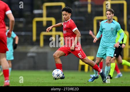 Lier, Belgien. Dezember 2023. Nolhan Courtens (6) aus Antwerpen wurde am 6. Spieltag der UEFA Youth League in der Gruppe H in der Saison 2023-2024 zwischen den U19-Jugendmannschaften des Royal Antwerp FC und FC Barcelona am 13. Dezember 2023 in Lier, Belgien, gezeigt. (Foto: David Catry/Isosport) Credit: Sportpix/Alamy Live News Stockfoto