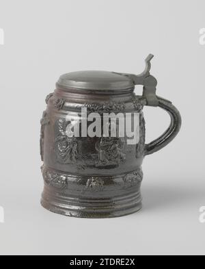 Tankard mit christlichen Szenen, anonym, ca. 1620 - ca. 1650 Bierbecher aus Steinzeug auf leicht ausbreitendem Fuß und leicht eiförmig geformtem Körper. Das C-förmige Ohr ist an einem Profil unter der Kante und am Bauch befestigt. Bedeckt mit einer braunen Engobe. Auf dem Bauch im Relief sieben christliche Darstellungen, darunter Christus am Kreuz, Christus mit dem Lamm, Maria mit Kind usw. Unterhalb und oberhalb eines Profils mit Laubstöcken. Am Ohr ist ein Zinnrahmen mit Deckel angebracht; auf der Innenseite mit „H.O [?] gekennzeichnet. S'. Creusen. Creusener Steingut. Glasur. Engobe. Rahmen: Blechverglasung (Metall) Bierkrug Stockfoto