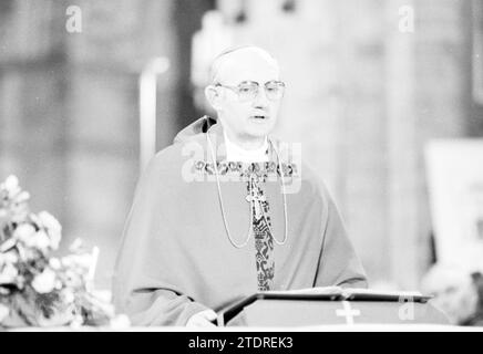 Bischof Bomers und Weihbischof Lescrauwaert, RK Bavo, Haarlem, Weihe, römisch-katholische Kirche, Haarlem, Niederlande, 14-01-1984, Whizgle News from the Past, maßgeschneidert für die Zukunft. Erkunden Sie historische Geschichten, das Image der niederländischen Agentur aus einer modernen Perspektive, die die Lücke zwischen den Ereignissen von gestern und den Erkenntnissen von morgen überbrückt. Eine zeitlose Reise, die die Geschichten prägt, die unsere Zukunft prägen Stockfoto
