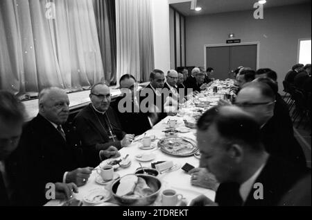 50. Jahrestag der römisch-katholischen Kirche Diözesan LTB in der Kathedrale von Sint Bavo und de Vishal, Haarlem, Niederlande, 14-06-1965, Whizgle News aus der Vergangenheit, zugeschnitten auf die Zukunft. Erkunden Sie historische Geschichten, das Image der niederländischen Agentur aus einer modernen Perspektive, die die Lücke zwischen den Ereignissen von gestern und den Erkenntnissen von morgen überbrückt. Eine zeitlose Reise, die die Geschichten prägt, die unsere Zukunft prägen Stockfoto