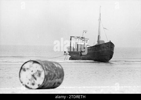 Gestrandetes Schiff, Parnassia Beach, Schiffe, 16-10-1974, Whizgle News aus der Vergangenheit, zugeschnitten auf die Zukunft. Erkunden Sie historische Geschichten, das Image der niederländischen Agentur aus einer modernen Perspektive, die die Lücke zwischen den Ereignissen von gestern und den Erkenntnissen von morgen überbrückt. Eine zeitlose Reise, die die Geschichten prägt, die unsere Zukunft prägen Stockfoto