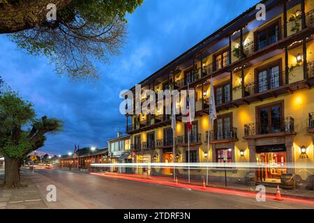 Santa Cruz, Colchagua Valley, Chile - Blick auf den Hauptplatz der Stadt Santa Cruz mit der Fassade des Santa Cruz Plaza Hotel und Stockfoto