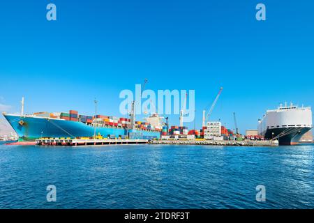 Container, die auf einem Frachtschiff im Hafen von Iquique, Chile, geladen/entladen werden. Stockfoto