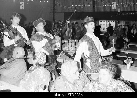 Partykarnevalsverband de Kaninefaaten, Noordwijkerhout, 07-02-1991, Whizgle News from the Past, Zukunftszubehör. Erkunden Sie historische Geschichten, das Image der niederländischen Agentur aus einer modernen Perspektive, die die Lücke zwischen den Ereignissen von gestern und den Erkenntnissen von morgen überbrückt. Eine zeitlose Reise, die die Geschichten prägt, die unsere Zukunft prägen Stockfoto