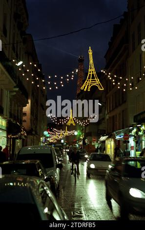 PARIS WEIHNACHTSZEIT - KLEINE EIFFELTÜRME BELEUCHTET MIT DEM ECHTEN IM HINTERGRUND IN DER RUE ST DOMINIQUE - PARIS WINTERSAISON - PARIS STRASSENFOTOGRAFIE - FARBE SILBERFILM © FOTOGRAFIE : F.BEAUMONT Stockfoto