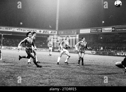 AZ'67 spielt in der dritten Runde des UEFA-Cups gegen den FK Radnički Niš (Jugoslawien) im de Alkmaarderhout-Stadion in Alkmaar. Es wurde 5:0. Spielen Sie Football., Alkmaar, 10-12-1980, Whizgle News aus der Vergangenheit, zugeschnitten auf die Zukunft. Erkunden Sie historische Geschichten, das Image der niederländischen Agentur aus einer modernen Perspektive, die die Lücke zwischen den Ereignissen von gestern und den Erkenntnissen von morgen überbrückt. Eine zeitlose Reise, die die Geschichten prägt, die unsere Zukunft prägen Stockfoto