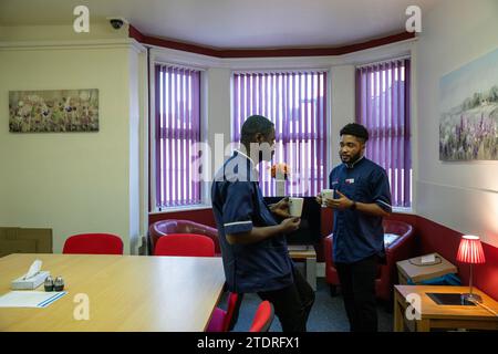 Schwester Evans Sarbeng Mitschwester John Haizel Cobbinah im Personalzimmer des St. Cecilias Pflegeheims. Evans und John sind Krankenschwestern aus Ghana. St. Cecilias Pflegeheim Scarborough. Stockfoto