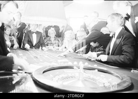 Eröffnung Casino Zandvoort + Roulette und Blackjack + Übersicht Casino Raum, Spiele und Spielzeug, 01-10-1976, Whizgle News from the Past, maßgeschneidert für die Zukunft. Erkunden Sie historische Geschichten, das Image der niederländischen Agentur aus einer modernen Perspektive, die die Lücke zwischen den Ereignissen von gestern und den Erkenntnissen von morgen überbrückt. Eine zeitlose Reise, die die Geschichten prägt, die unsere Zukunft prägen Stockfoto
