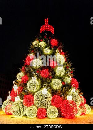 Ein wunderschöner großer Weihnachtsbaum mit Beleuchtung auf dem Stadtplatz bei Nacht Stockfoto