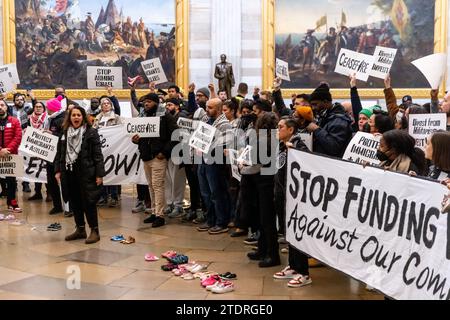 Washington, Usa. Dezember 2023. Demonstranten demonstrieren für einen dauerhaften Waffenstillstand im Israel-Hamas-Krieg in der Rotunde des US-Kapitols in Washington, DC am Dienstag, den 19. Dezember 2023. Foto: Julia Nikhinson/UPI Credit: UPI/Alamy Live News Stockfoto
