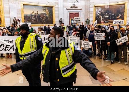 Washington, Usa. Dezember 2023. Demonstranten demonstrieren für einen dauerhaften Waffenstillstand im Israel-Hamas-Krieg in der Rotunde des US-Kapitols in Washington, DC am Dienstag, den 19. Dezember 2023. Foto: Julia Nikhinson/UPI Credit: UPI/Alamy Live News Stockfoto