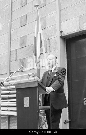 Abschied Bürgermeister Nawijn Juwel. Zandvoort, Bürgermeister, 30-06-1977, Whizgle News aus der Vergangenheit, zugeschnitten auf die Zukunft. Erkunden Sie historische Geschichten, das Image der niederländischen Agentur aus einer modernen Perspektive, die die Lücke zwischen den Ereignissen von gestern und den Erkenntnissen von morgen überbrückt. Eine zeitlose Reise, die die Geschichten prägt, die unsere Zukunft prägen Stockfoto